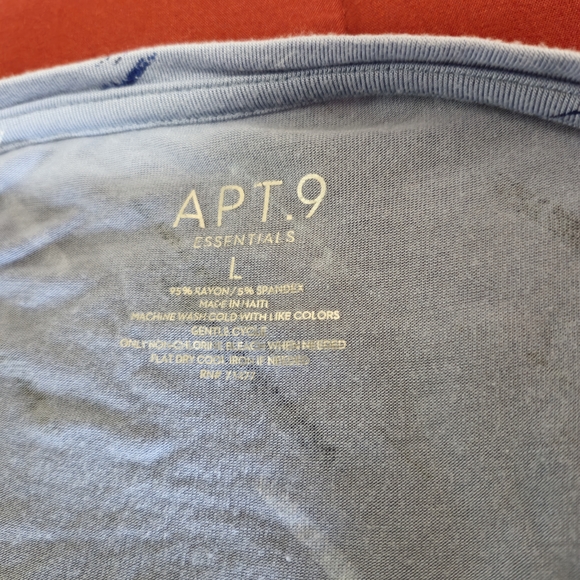 Apt 9 Essential V-Neck Tee Womens Large Blue Abstract Print Super Soft - Picture 6 of 6